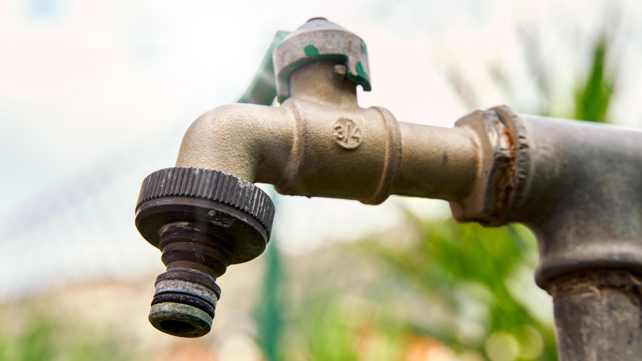 Trockener Wasserhahn im Garten. Symbolbild Wasserm