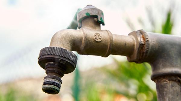 Trockener Wasserhahn im Garten. Symbolbild Wasserm