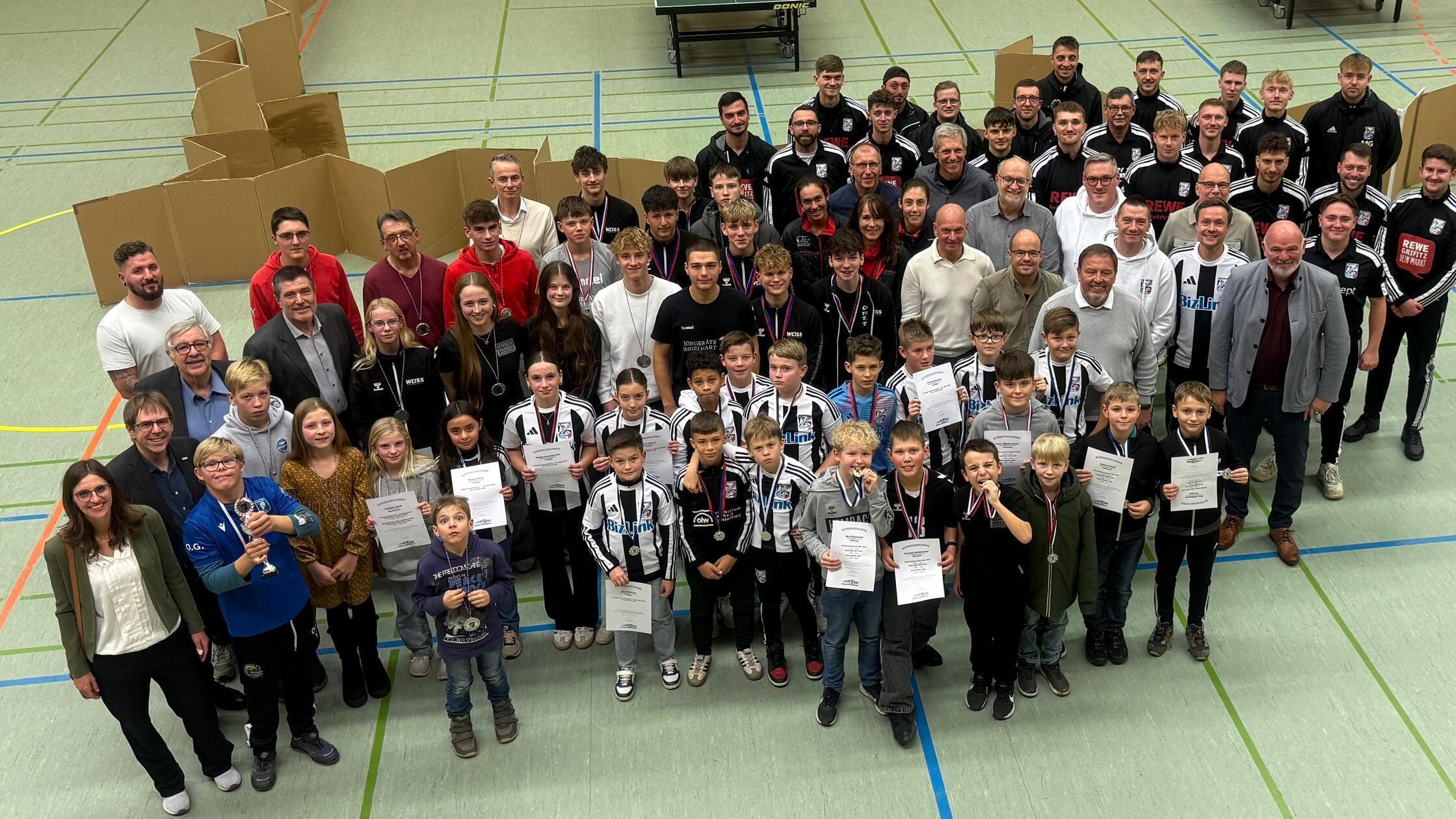 Die geehrten Sportlerinnen und Sportler 2025 mit B