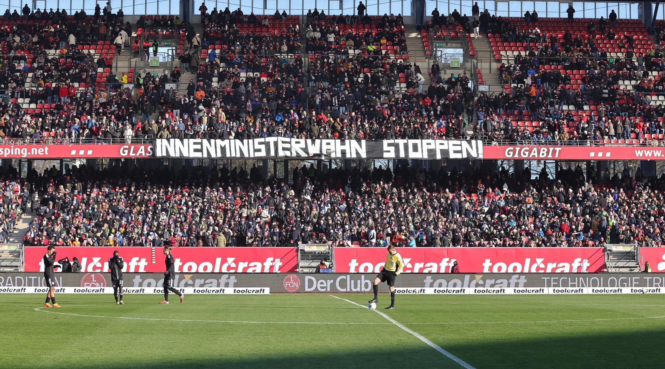 Zu Beginn der Partie herrscht Stille im Max-Morlock-Stadion: Die Fans protestieren gegen neue Sicherheitspläne und verweigern in den ersten zwölf Minuten den Support.