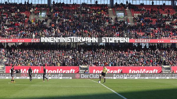 Zu Beginn der Partie herrscht Stille im Max-Morlock-Stadion: Die Fans protestieren gegen neue Sicherheitspläne und verweigern in den ersten zwölf Minuten den Support.