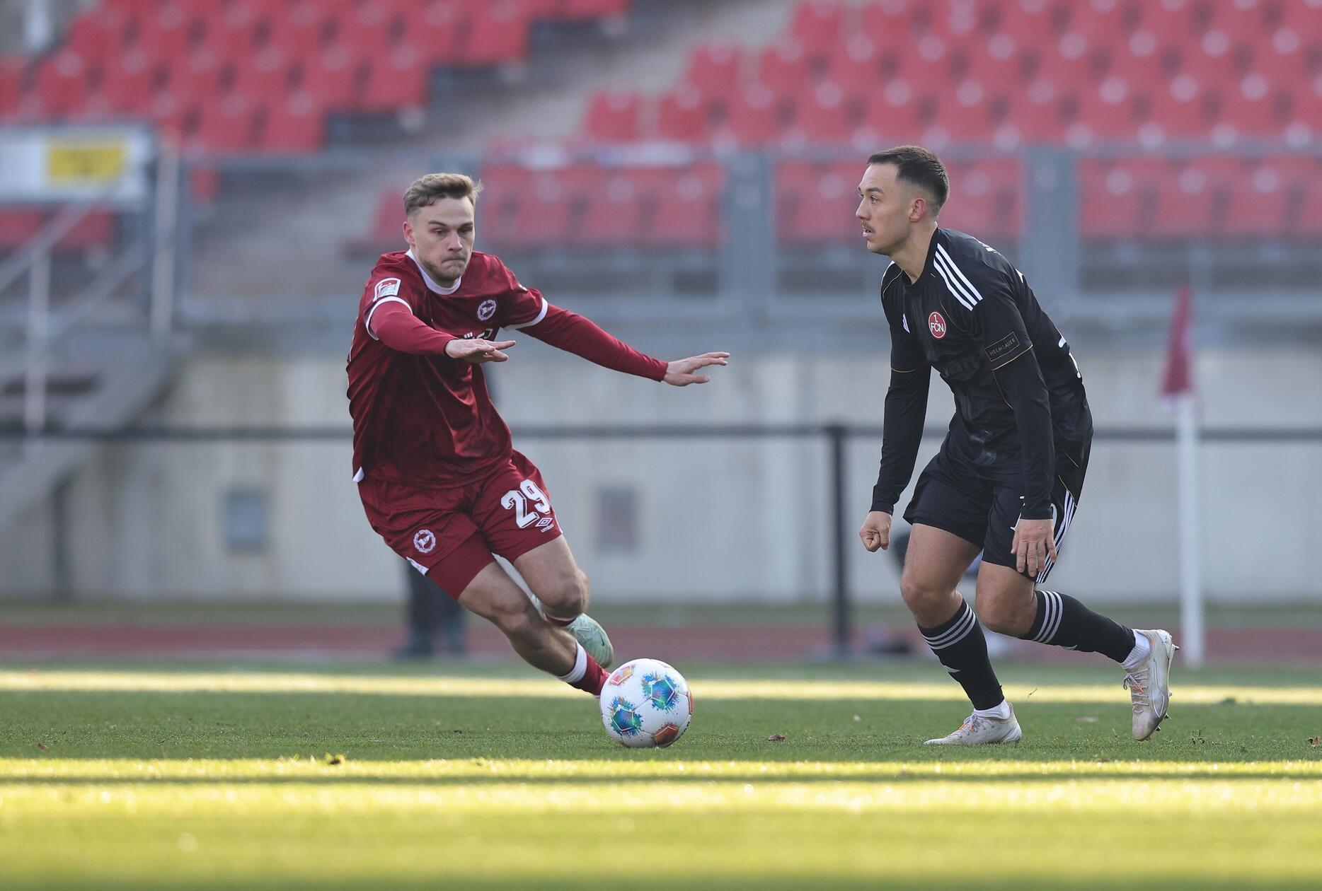 Der FCN tut sich gegen dicht gestaffelte Gäste in der ersten Halbzeit extrem schwer.