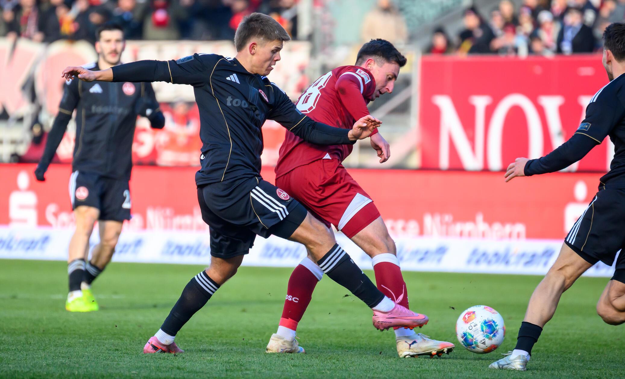 Trotz großer Dominanz - über 70 Prozent Ballbesitz zur Pause - kommen die Hausherren kaum zu Torgelegenheiten.