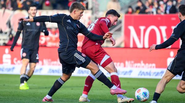 Trotz großer Dominanz - über 70 Prozent Ballbesitz zur Pause - kommen die Hausherren kaum zu Torgelegenheiten.