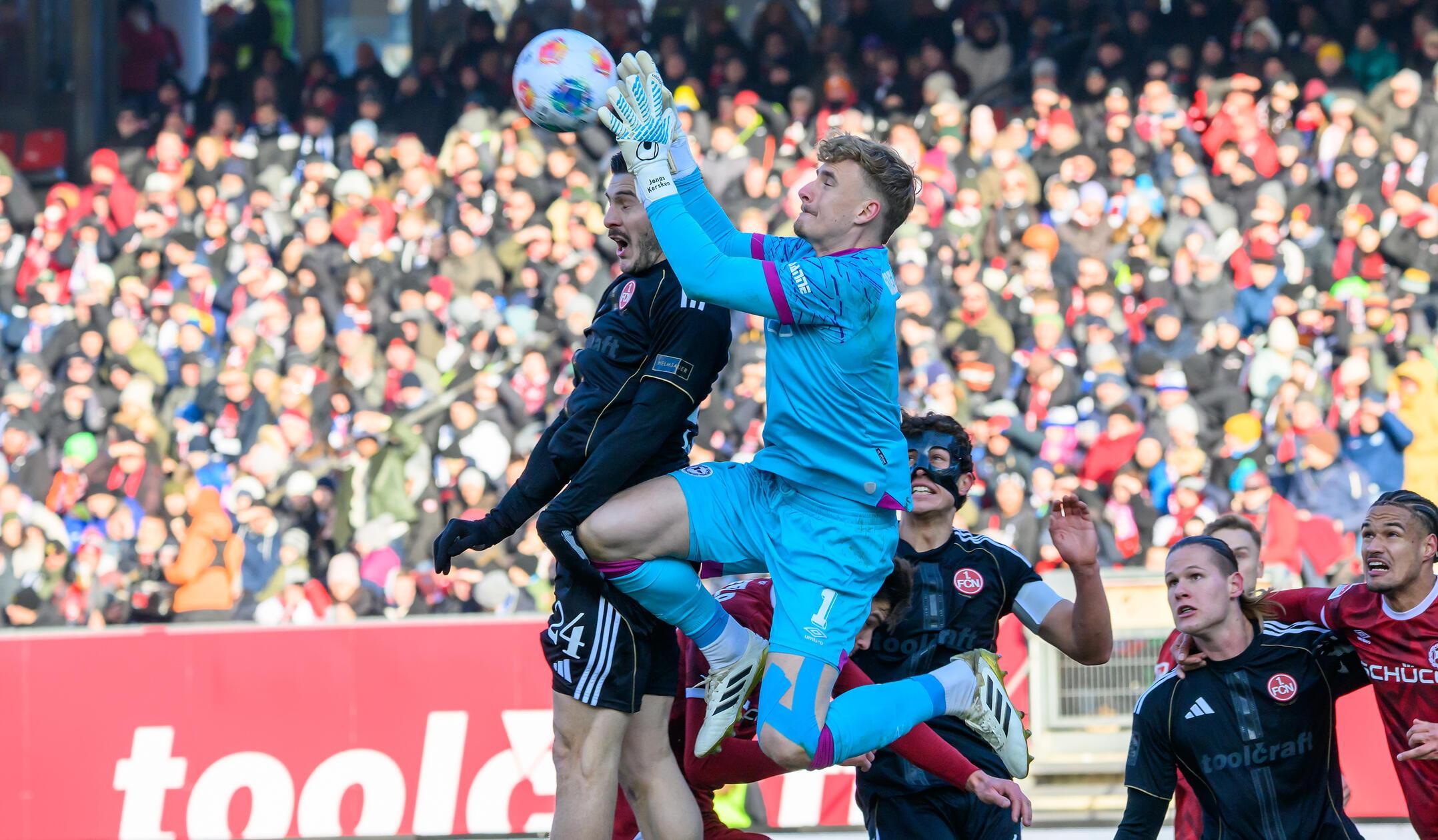 Der Bielefelder Schlussmann Kersken ist nur selten gefordert.