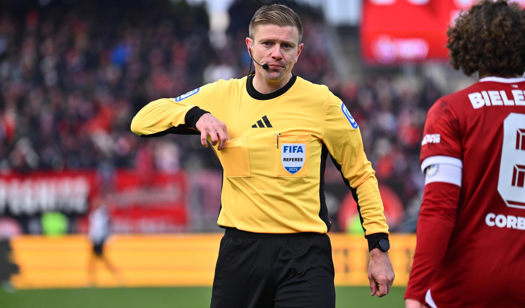 Doch nach dem Seitenwechsel bricht der Bann: Corboz trifft Becker im Sechzehner, Schiedsrichter Schröder zeigt auf den Punkt - Elfmeter für den FCN!