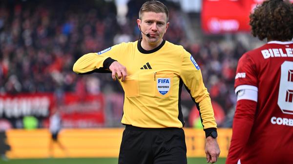 Doch nach dem Seitenwechsel bricht der Bann: Corboz trifft Becker im Sechzehner, Schiedsrichter Schröder zeigt auf den Punkt - Elfmeter für den FCN!