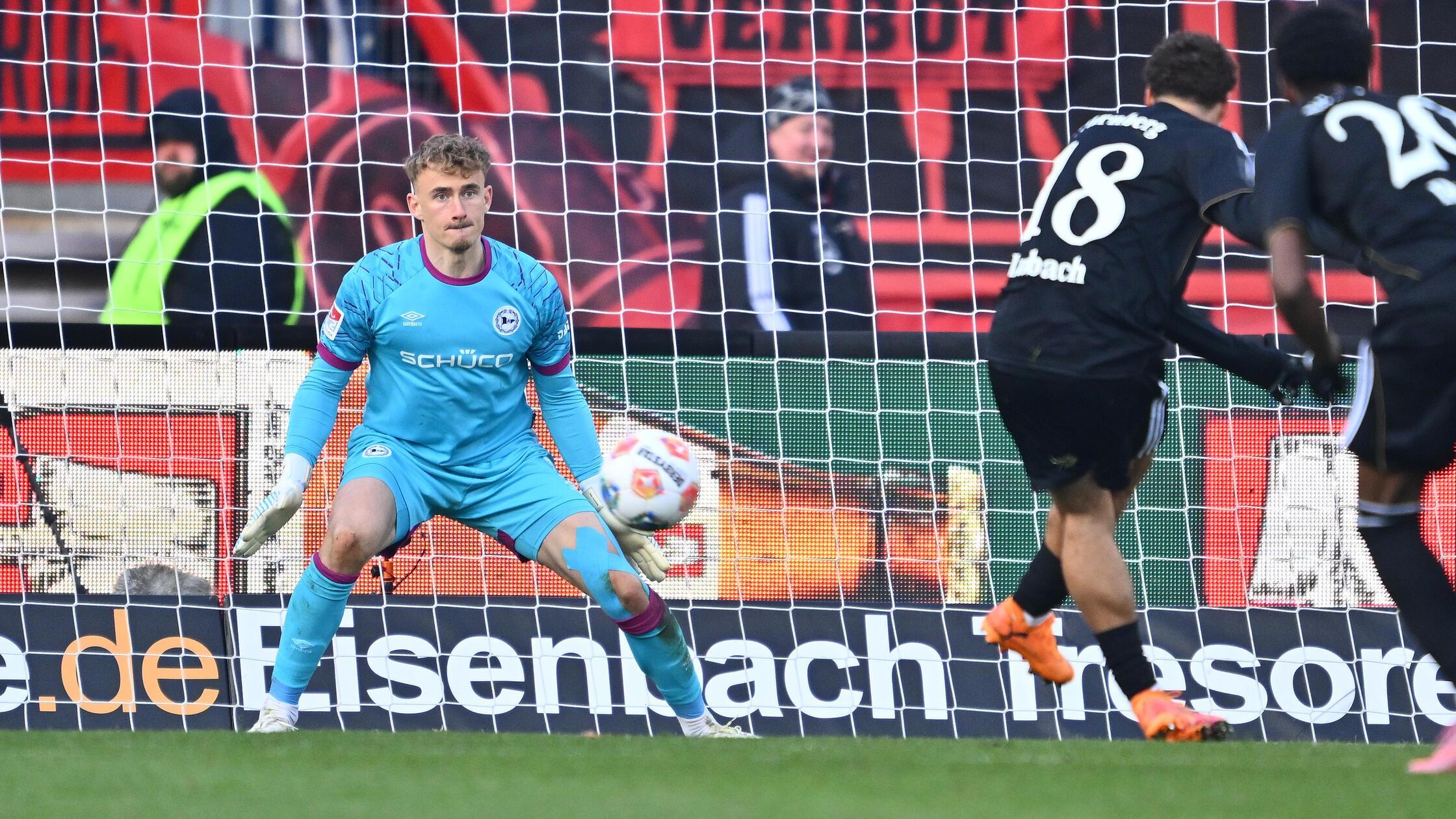 ...und versenkt den Ball platziert im Eck zum 1:0.