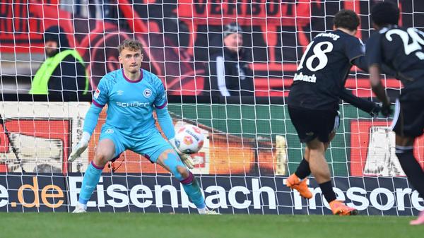 ...und versenkt den Ball platziert im Eck zum 1:0.