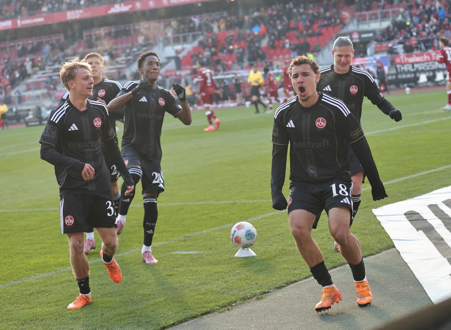 Die Spieler bejubeln den erlösenden Führungstreffer.