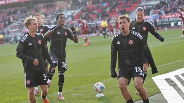 Die Spieler bejubeln den erlösenden Führungstreffer.