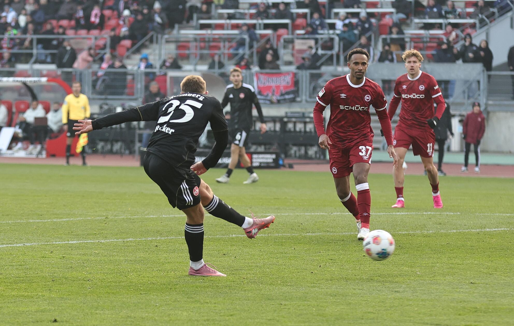Die Nürnberger bleiben am Drücker und legen schnell nach: Nur sieben Minuten nach dem ersten Tor findet Yilmaz Becker im Sechzehner. Der Mittelfeldspieler hat viel Platz...