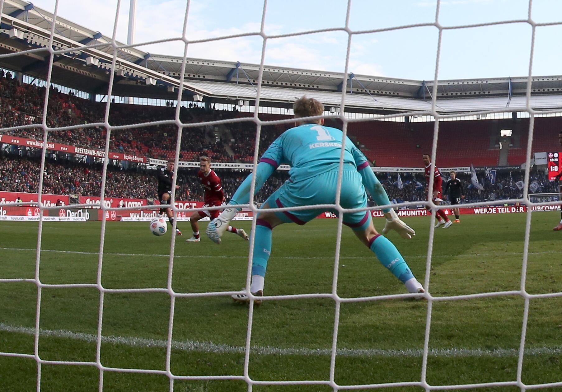 ...und lässt Kersken keine Chance. Das 2:0!