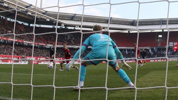 ...und lässt Kersken keine Chance. Das 2:0!