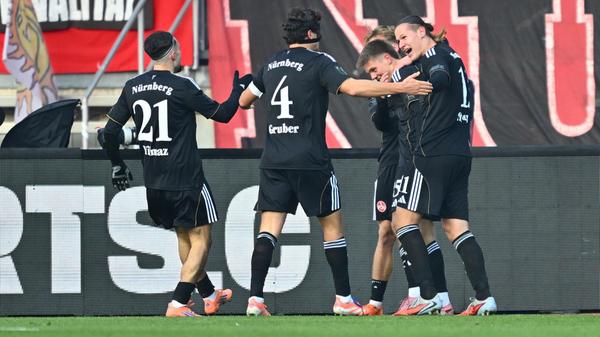 Seine Mitspieler freuen sich mit dem Torschützen, alles sieht nach einem ungefährdeten Heimsieg für den FCN aus.