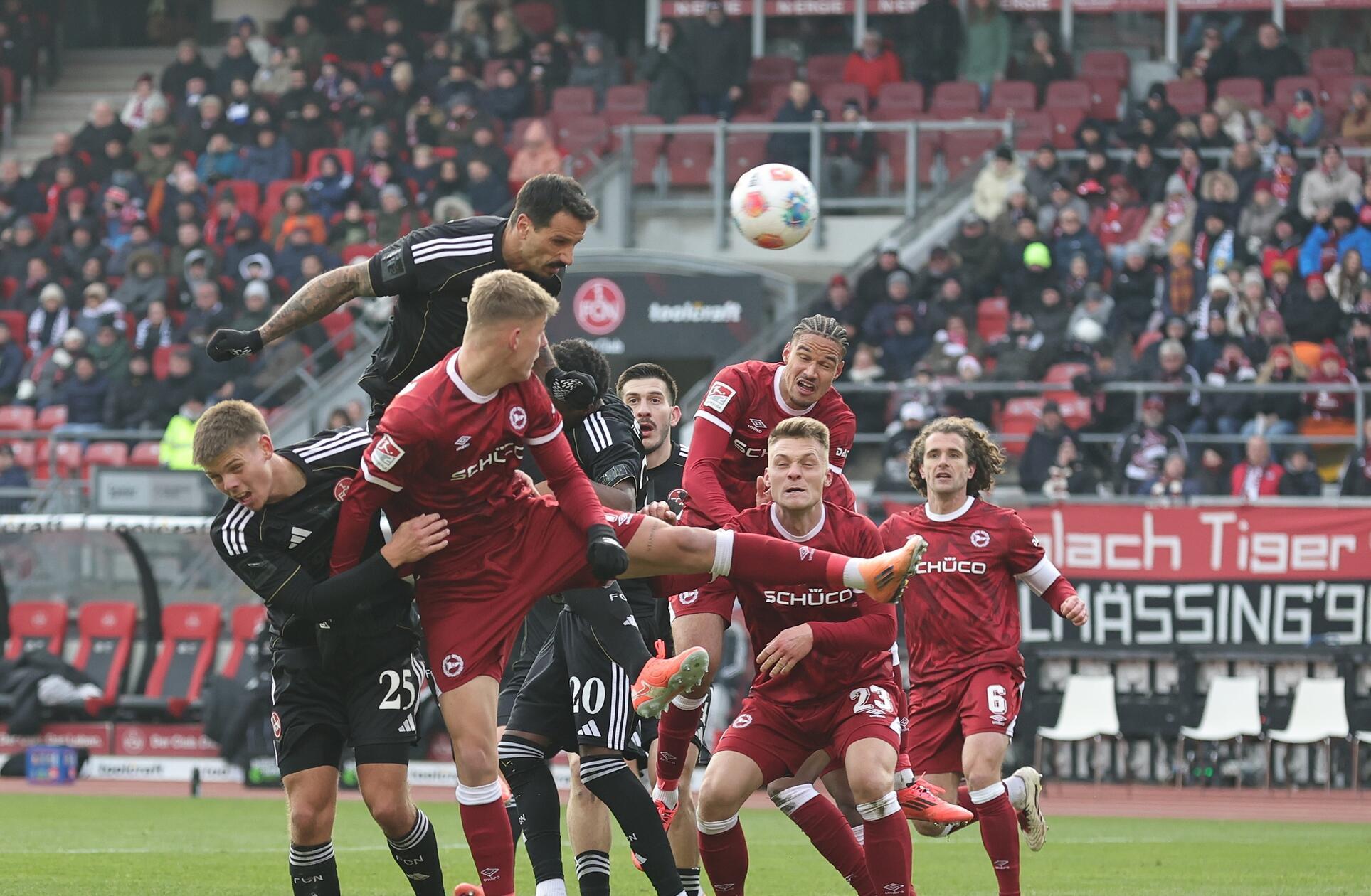 In der 74. Minute bietet sich Grimaldi die Chance auf die endgültige Entscheidung, doch nach einem Eckball köpft der eingewechselte Angreifer knapp neben das Gehäuse.