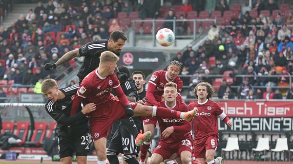 In der 74. Minute bietet sich Grimaldi die Chance auf die endgültige Entscheidung, doch nach einem Eckball köpft der eingewechselte Angreifer knapp neben das Gehäuse.