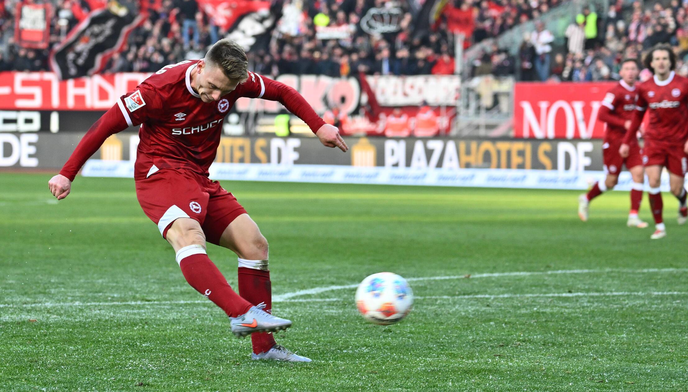 Kurz vor Schluss bietet sich für die Gäste doch noch die große Gelegenheit auf den Anschlusstreffer, doch Schneider drischt die Kugel nur an den Pfosten.