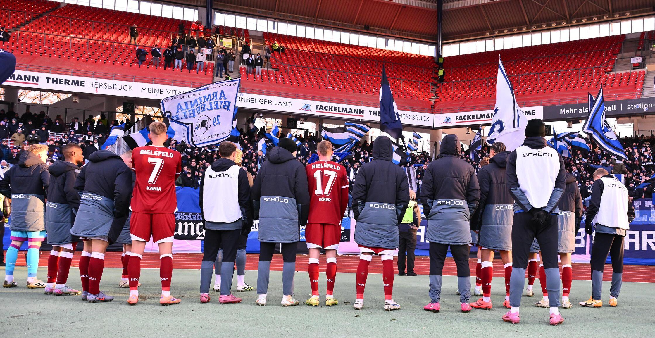Stattdessen feiern die Nürnberger einen verdienten und letztlich ungefährdeten Heimsieg. In der kommenden Woche reist der FCN zum Topspiel am Samstagabend nach Magdeburg.