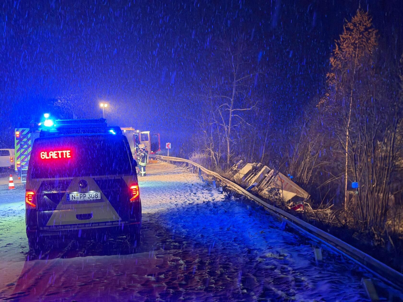 Auf Bayerns Straßen herrscht seit den frühen Morgenstunden Glatteis-Chaos. Überfrierende Nässe hat ganze Abschnitte spiegelglatt gemacht. Auf der A9 bei Schnaittach ist ein Lastwagen verunglückt.
