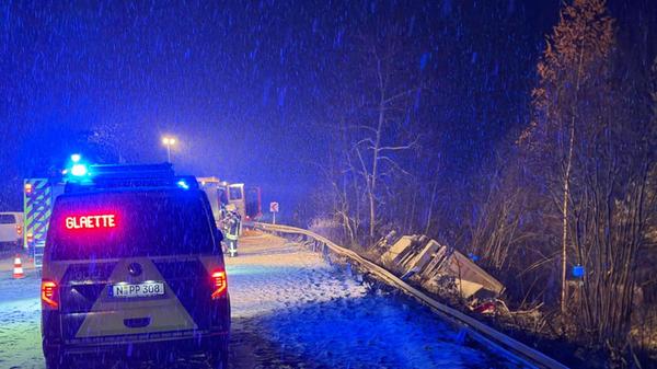 Auf Bayerns Straßen herrscht seit den frühen Morgenstunden Glatteis-Chaos. Überfrierende Nässe hat ganze Abschnitte spiegelglatt gemacht. Auf der A9 bei Schnaittach ist ein Lastwagen verunglückt.