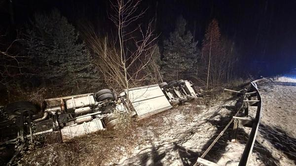 Nach ersten Informationen rutschte der Lkw auf glatter Fahrbahn nach rechts weg, kippte in den Graben und blieb in einer Böschung auf dem Dach liegen.