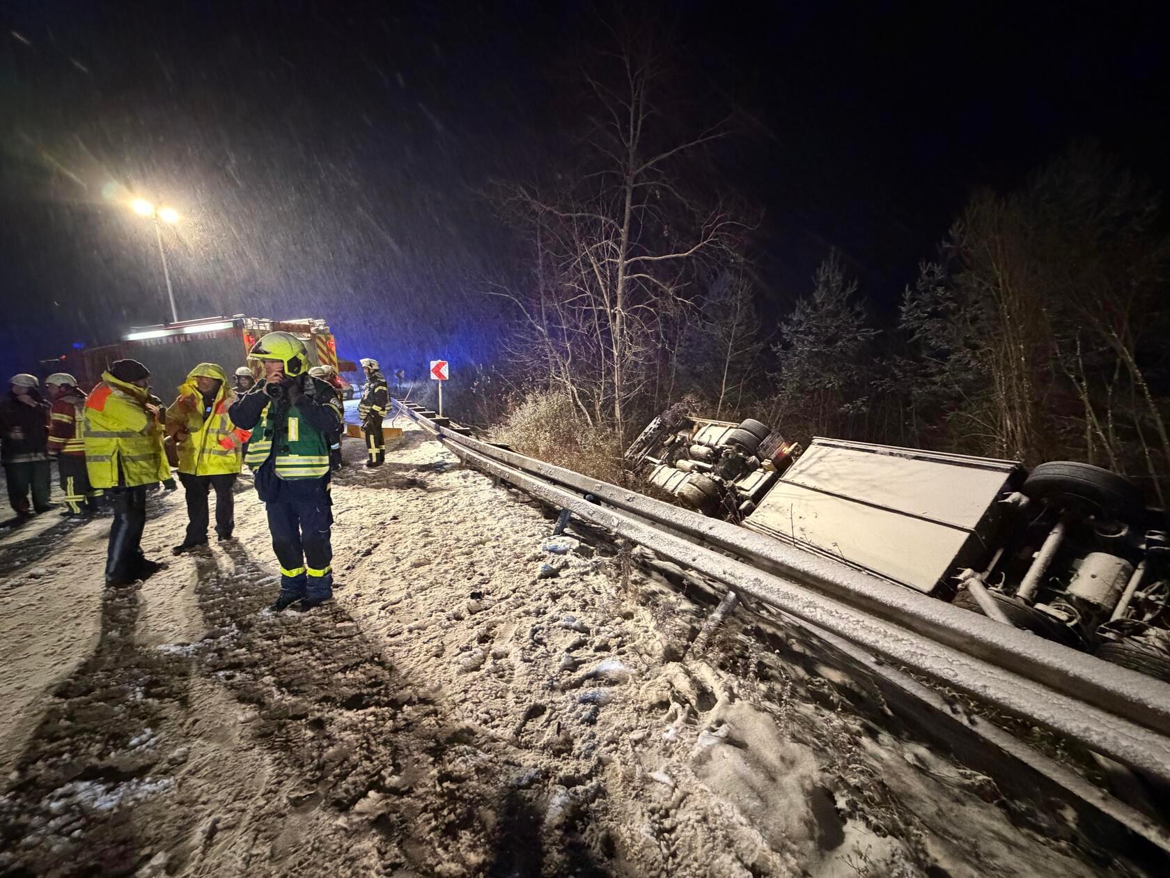 Die Bergungsarbeiten laufen und sollen sich nach Informationen eines Polizeisprechers bis in die Mittagsstunden ziehen.
