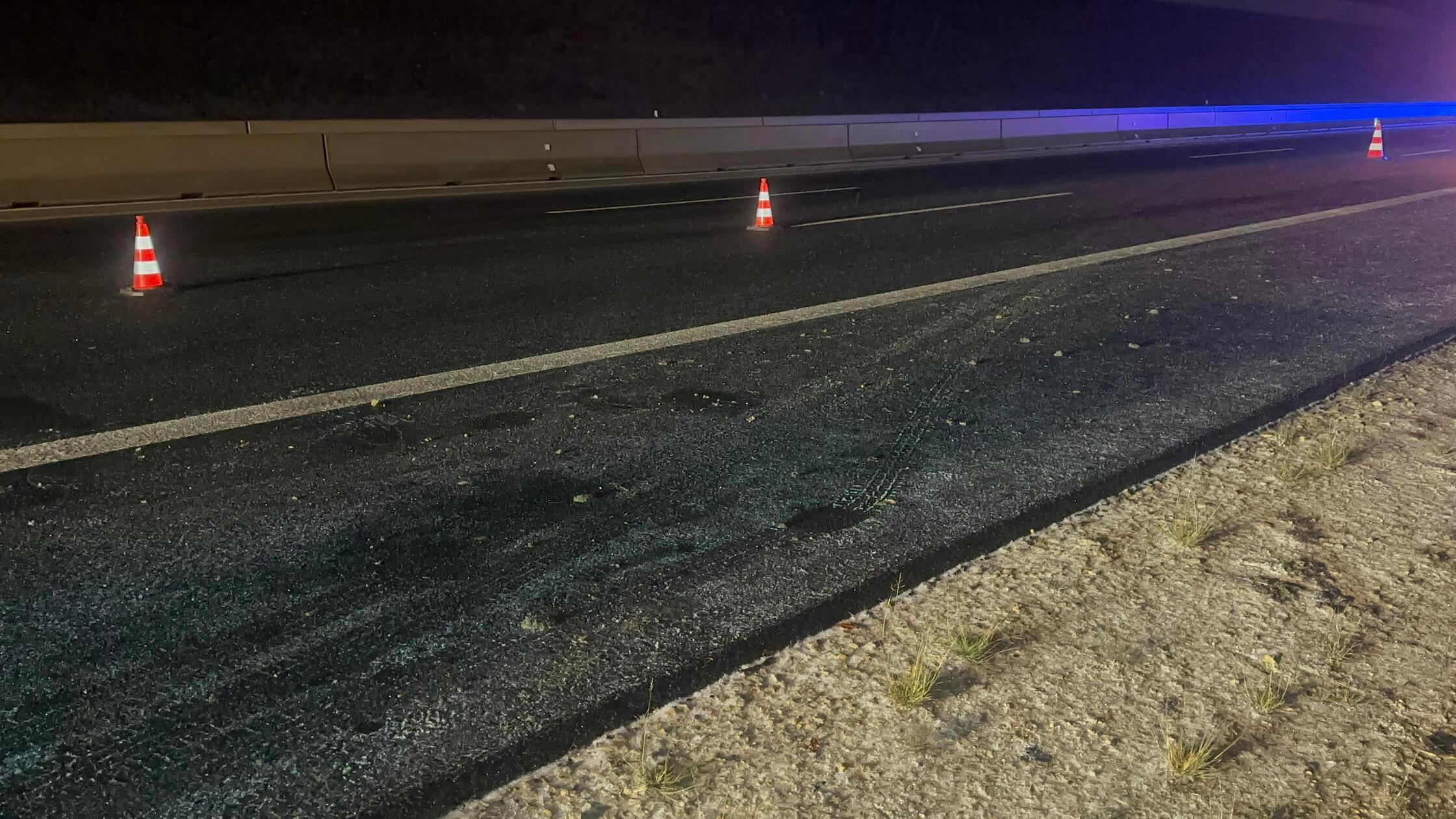 Eisregen und Glätte haben am späten Sonntagabend außerdem zu einem Unfall mit drei beteiligten Fahrzeugen auf der A6 zwischen Neuendettelsau und Schwabach geführt.