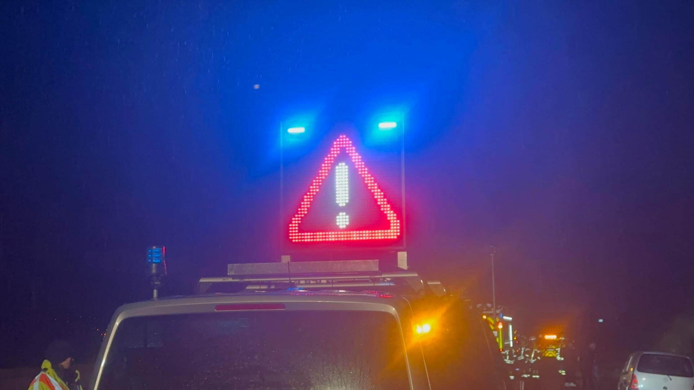 Bei einem Unfall auf der Autobahn 93 nahe Maxhütte-Haidhof in der Oberpfalz sind drei Menschen getötet und mehrere verletzt worden. Nach bisherigen Polizeierkenntnissen waren zwei Lastwagen und ein Auto in den Unfall am frühen Montagmorgen verwickelt.