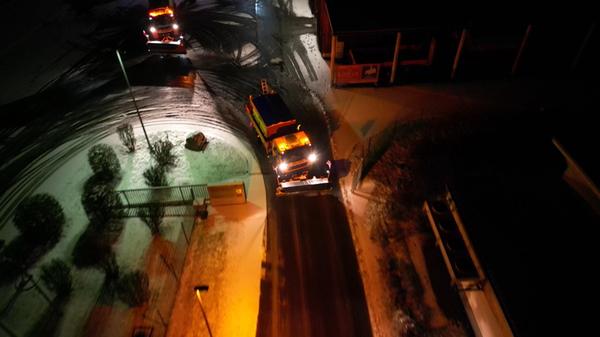 Die Straßenmeistereien arbeiten auch Hochtouren, wie hier in Ammerndorf im Landkreis Fürth.