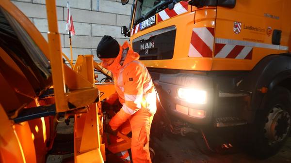 Seit der Nacht sind die Fahrer und Fahrzeuge im Einsatz.