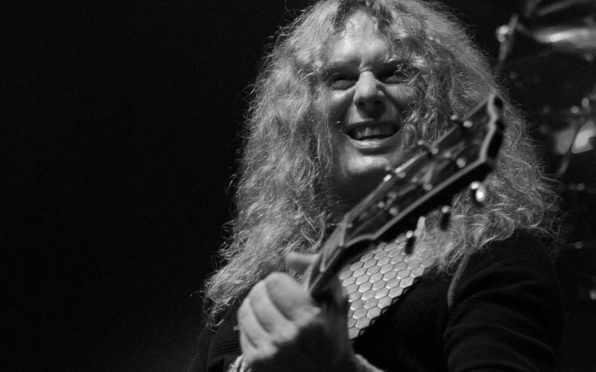 Mit John Sykes ist eine waschechte Gitarrenlegende von uns gegangen: Er erlag am 20. Januar 2025 einer Krebserkrankung. Der 65-Jährige war eine prägende Figur der britischen Hard-Rock-Szene und war zeitweise unter anderem Mitglied bei Whitesnake und Thin Lizzy.