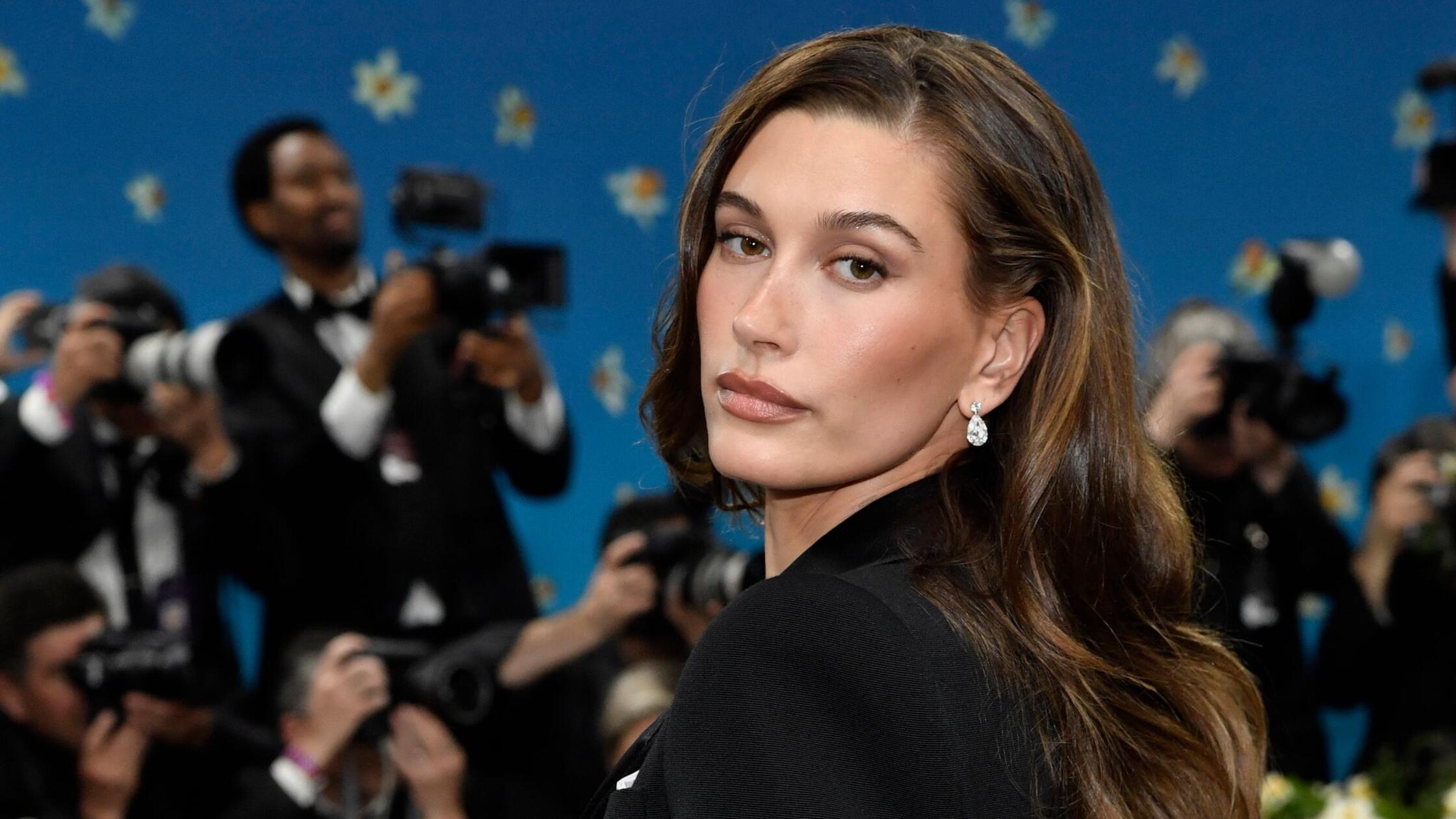 Hailey Bieber wird 29 und hält dazu Händchen mit Mann Justin