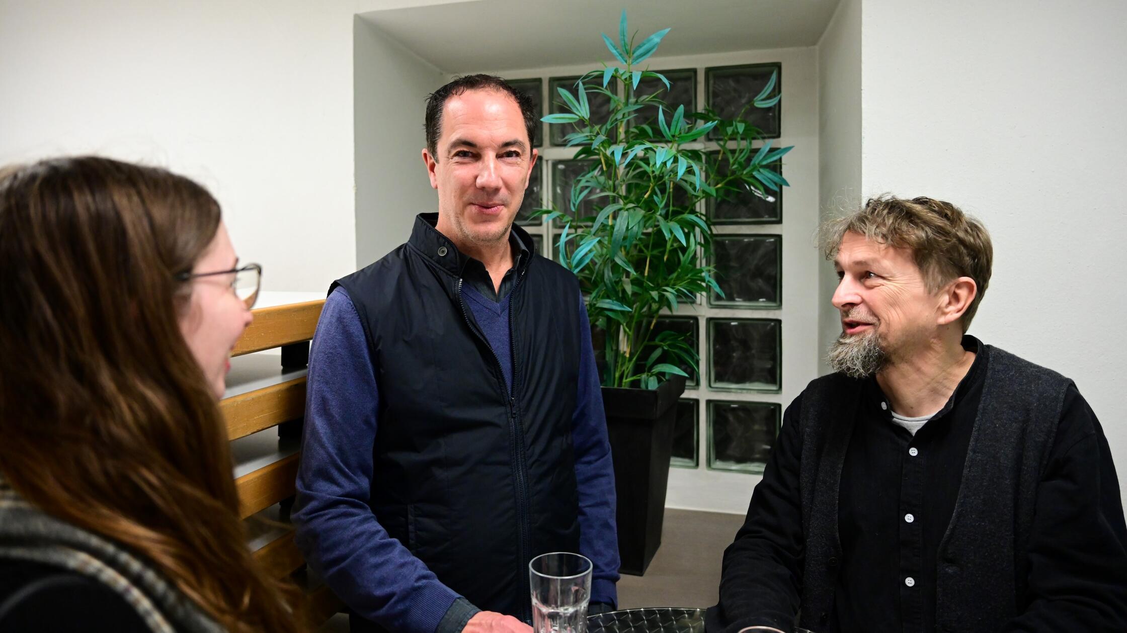 Bernd Marr (Mitte) im Gespräch mit Stadtarchivarin