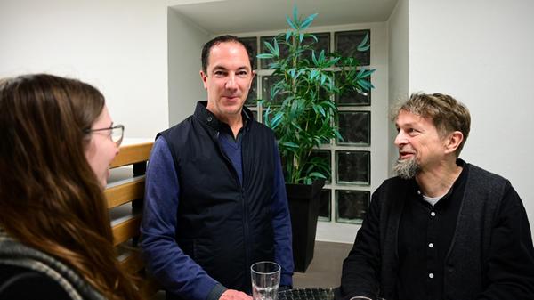 Bernd Marr (Mitte) im Gespräch mit Stadtarchivarin