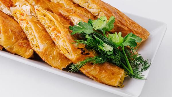 Frisch gebackene Blätterteig-Häppchen auf dem Tell