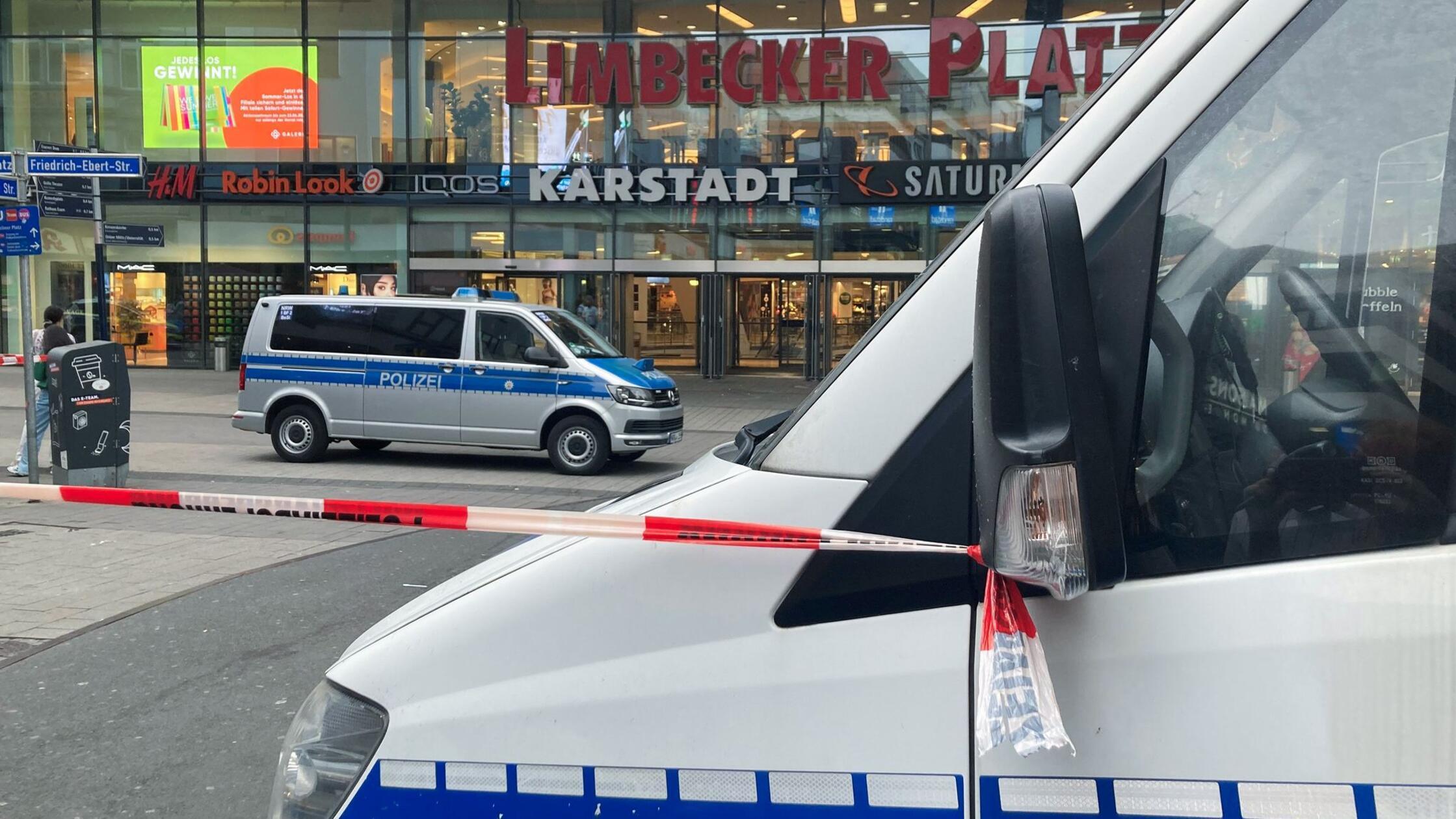 Razzien nach Bombendrohungen gegen Schulen und Bahnhöfe