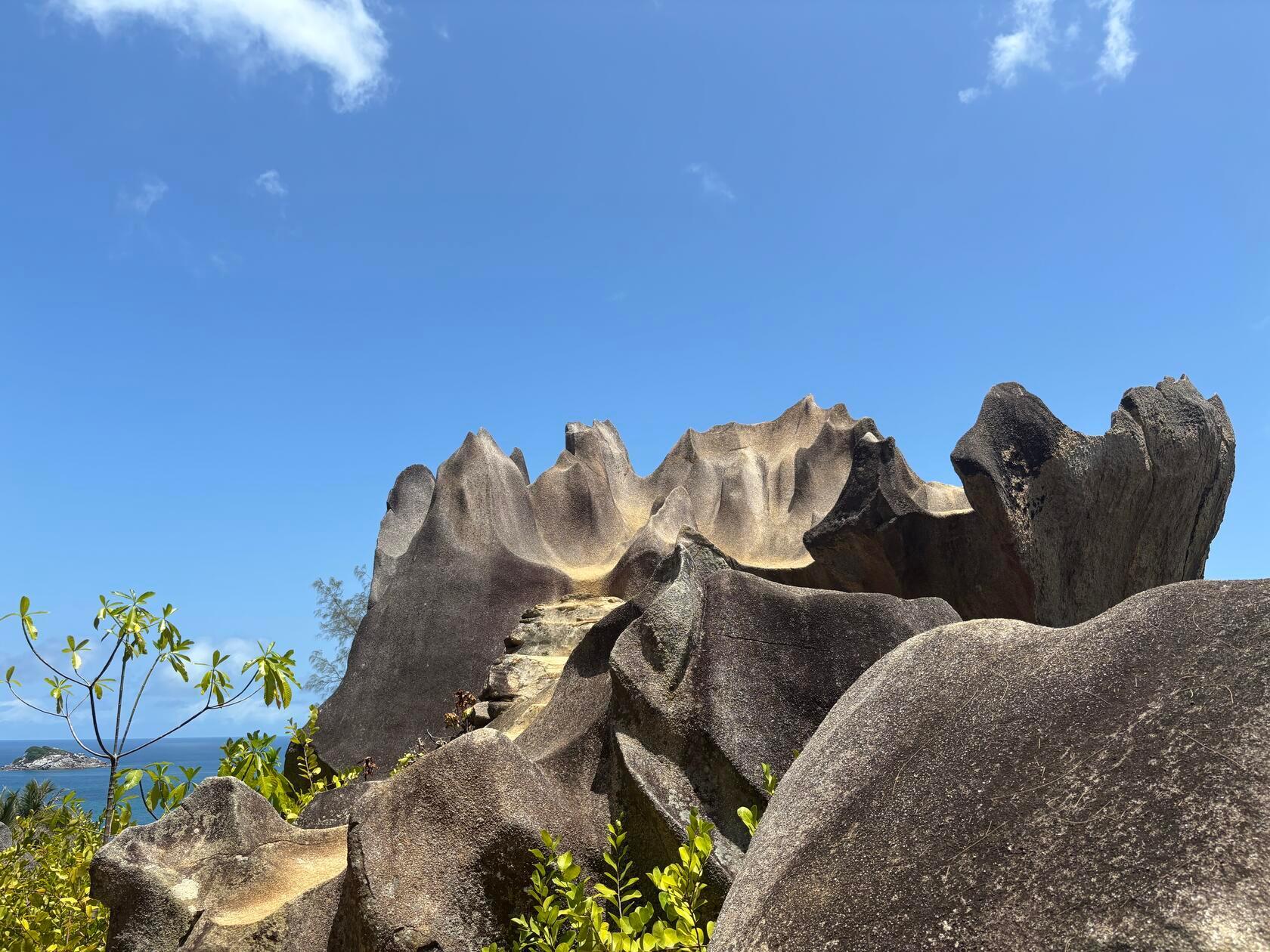 Wer einen Bootstripp auf das 4,5 Kilometer von Mahé entfernte Eiland unternimmt, kann bergauf, bergab, einen schönen Spaziergang machen. Die Insel ist nur knapp 900 Quadratmeter groß, bietet aber spektakuläre Felsformationen, einsame Buchten...