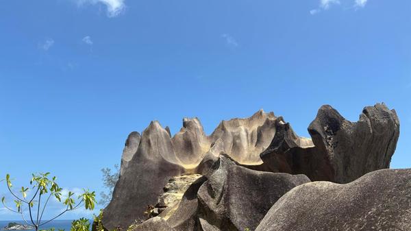 Wer einen Bootstripp auf das 4,5 Kilometer von Mahé entfernte Eiland unternimmt, kann bergauf, bergab, einen schönen Spaziergang machen. Die Insel ist nur knapp 900 Quadratmeter groß, bietet aber spektakuläre Felsformationen, einsame Buchten...
