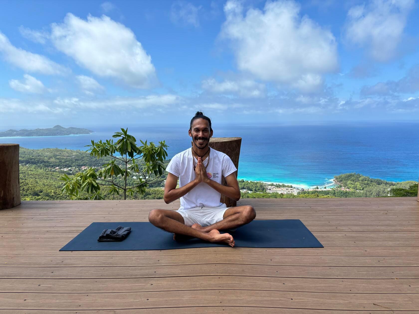 Eine Runde Yoga gefällig? Auf der Bio-Farm Vallee des Fruits können Reisende eine Session auf einer in den Berg gebauten Plattform mit Tal- und Meeresblick buchen. Info unter www.valleedesfruits.com