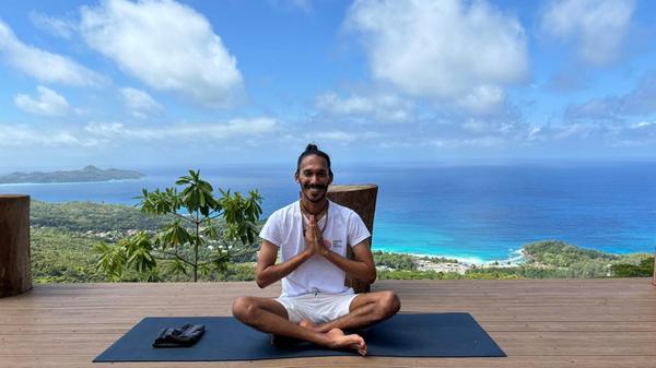 Eine Runde Yoga gefällig? Auf der Bio-Farm Vallee des Fruits können Reisende eine Session auf einer in den Berg gebauten Plattform mit Tal- und Meeresblick buchen. Info unter www.valleedesfruits.com