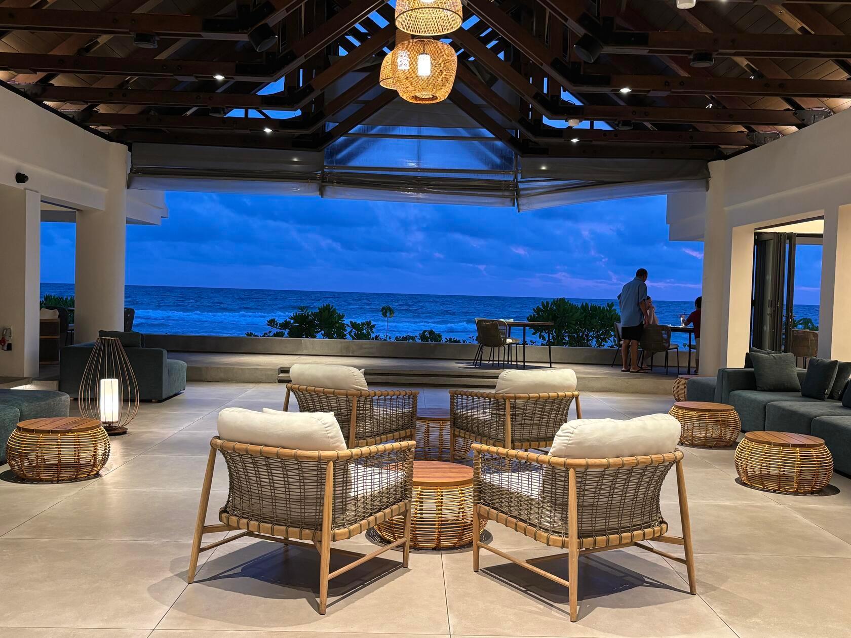 In der Lobby des offen gestalteten Avani+ treffen sich abends viele Gäste, um ihren Tag bei Cocktails, Wein und dem Blick aufs Meer ausklingen zu lassen.