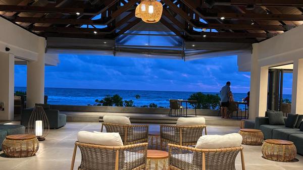 In der Lobby des offen gestalteten Avani+ treffen sich abends viele Gäste, um ihren Tag bei Cocktails, Wein und dem Blick aufs Meer ausklingen zu lassen.