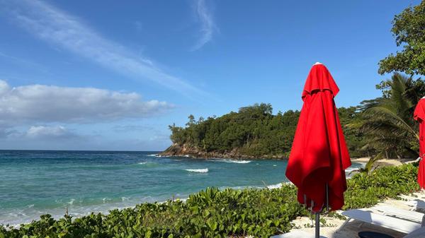 Ende Oktober ist die See rund um Mahé rau - in ausgewiesen Bereichen können Gäste trotzdem entspannt schwimmen.
