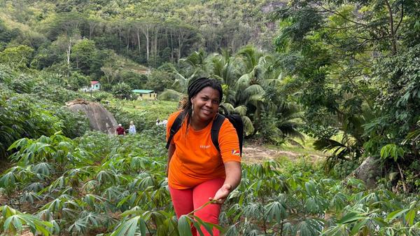 Myra und ihr Mann Hendrick Herminie lassen die Tradition des Großvaters wieder aufleben - und betreiben die mit der "HH Farm" größte Maniok-Plantage der Insel. Infos: www.seychelles.com/listingdetails/6603ae474557e22dd27b7924