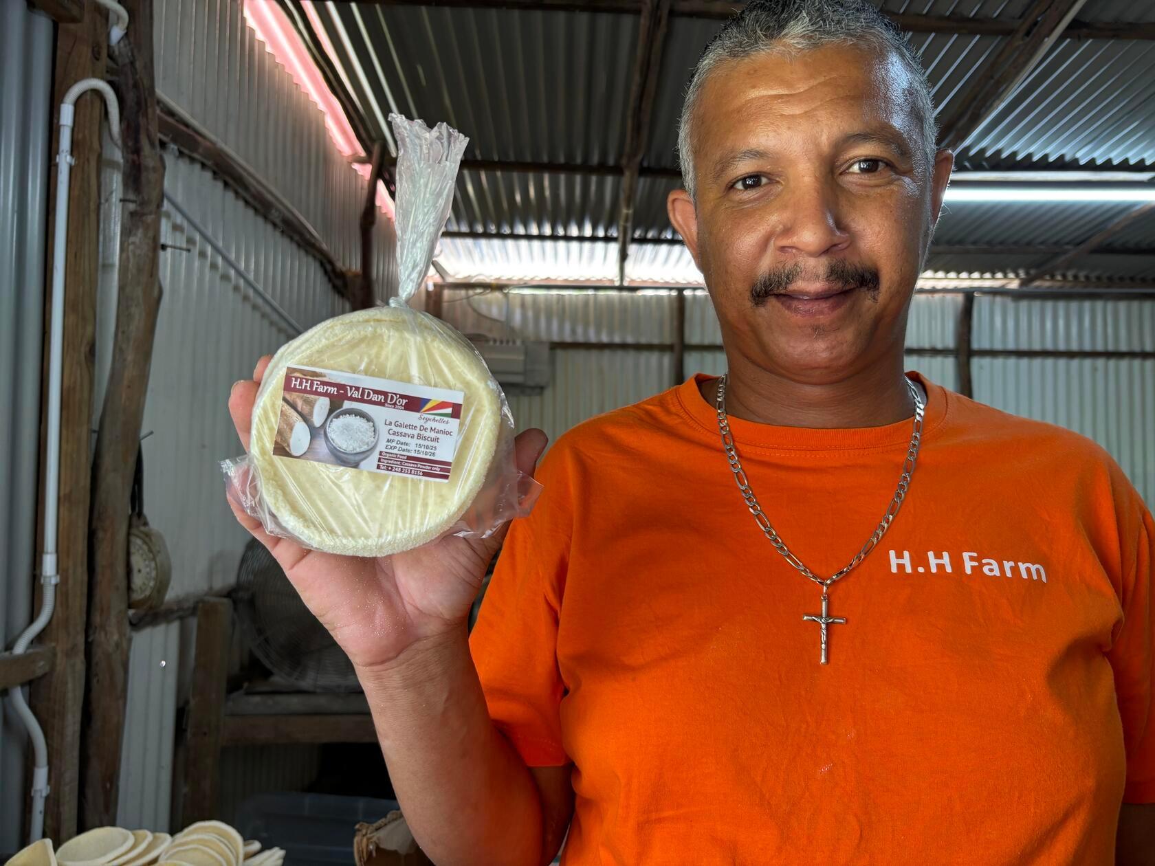 Nachdem der entstandene Brei mit einer Steinpresse entwässert wurde, wird er auf unterschiedlichen Temperaturstufen auf einem Ofen gebacken. Umgerechnet 1,50 Euro kostet eine Packung Galets, verwendet wird das Gebäck wie eine Art Tacco.