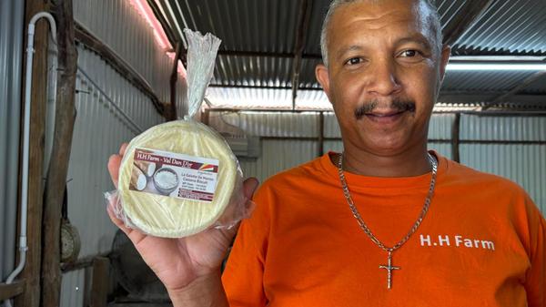 Nachdem der entstandene Brei mit einer Steinpresse entwässert wurde, wird er auf unterschiedlichen Temperaturstufen auf einem Ofen gebacken. Umgerechnet 1,50 Euro kostet eine Packung Galets, verwendet wird das Gebäck wie eine Art Tacco.