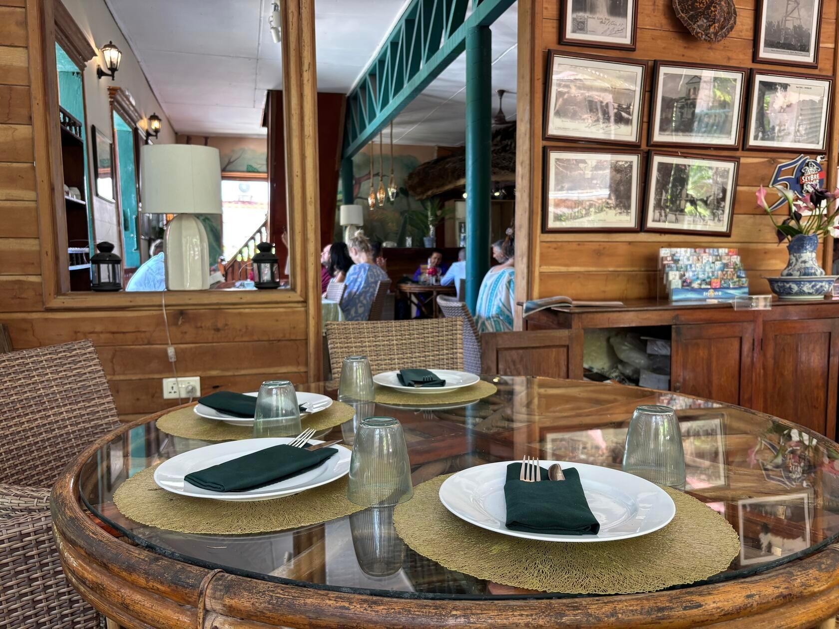 Eine Empfehlung ist das traditionsreiche Lokal Marie Antoinette. Hier wird traditionelle kreolische Kost in sehr schöner Umgebung gereicht.