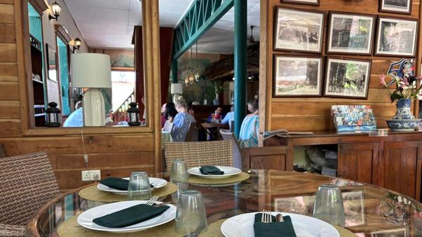 Eine Empfehlung ist das traditionsreiche Lokal Marie Antoinette. Hier wird traditionelle kreolische Kost in sehr schöner Umgebung gereicht.