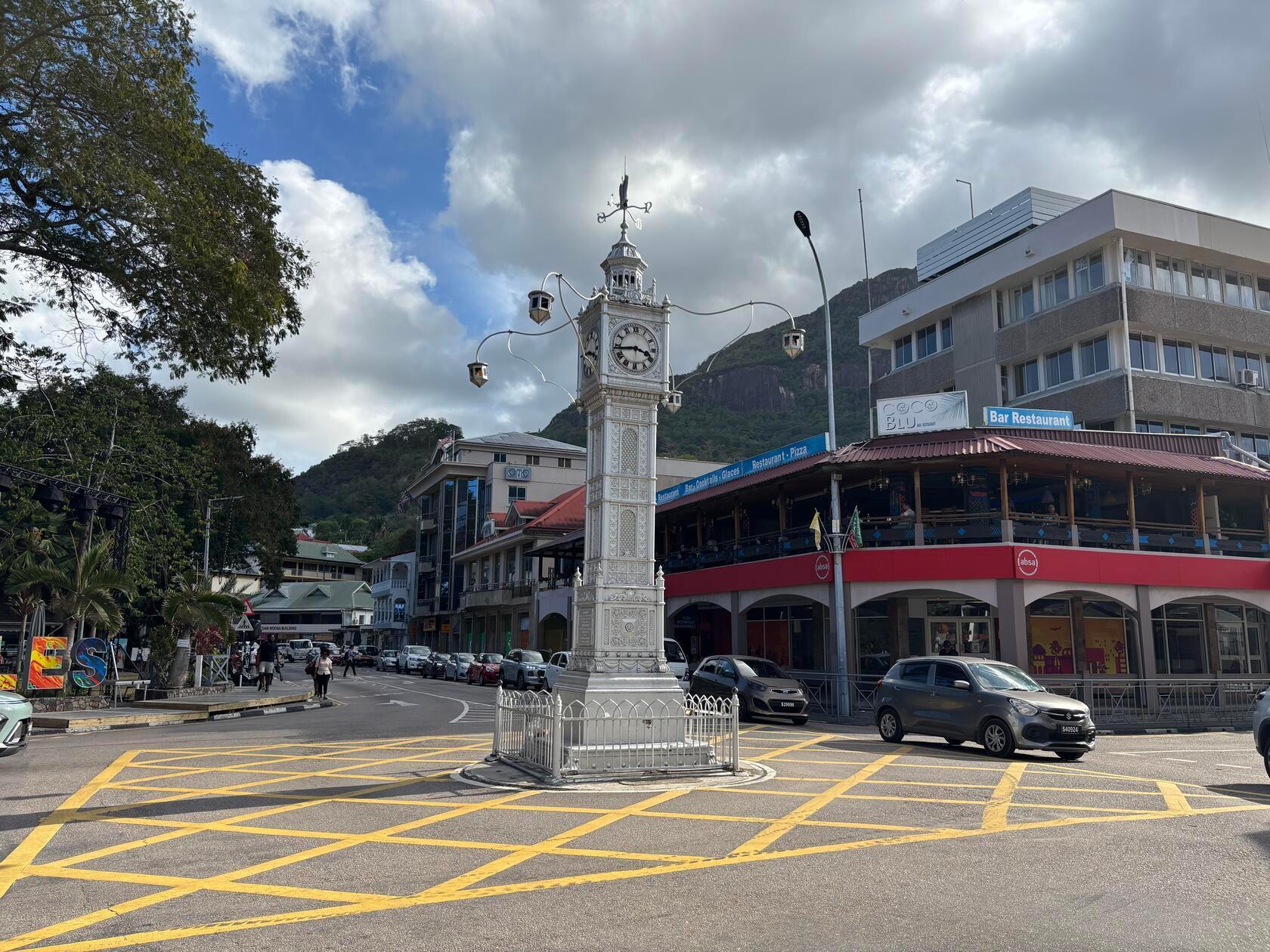 Die Hauptstadt Victoria der Republik Mahé gilt als kleinste Hauptstadt der Welt. Der silbrige Clock Tower - die Nachbildung des Uhrturms an der Vauxhall Bridge in London und mittlerweile Wahrzeichen der Seychellen - befindet sich in der Mitte des nördlichen Kreisverkehrs.